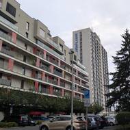 Jedenadvacetipatrový hostel s kapacitou téměř 1200 lůžek stojí uprostřed bytové zástavby.