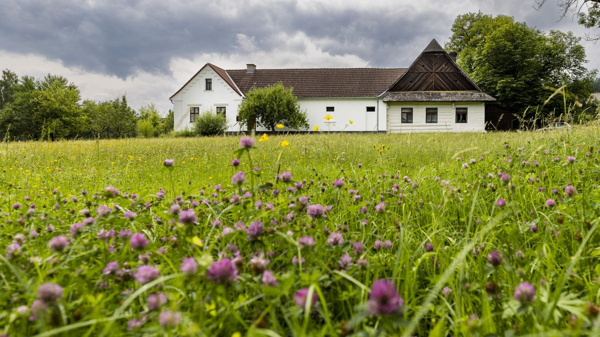 Netradiční výlet na pomezí Čech a Moravy. Krajinou roubenek, luk a skal