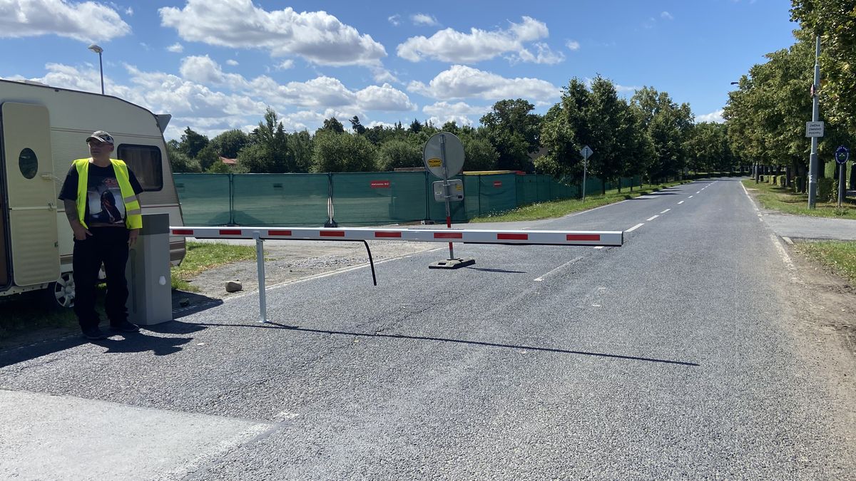 Uzavřená silnice rozděluje Klánovice. Lidé závoru objíždějí i přes trávník