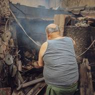 Rozsáhlý požár, který se ve středu ráno přiblížil k druhému největšímu francouzskému městu, se stále nepodařilo dostat zcela pod kontrolu, i když jeho intenzita přes noc poklesla, uvedly ve středu úřady. (Muž hasí trosky svého domu, který poblíž Marseille zachvátil požár, 8. července.)