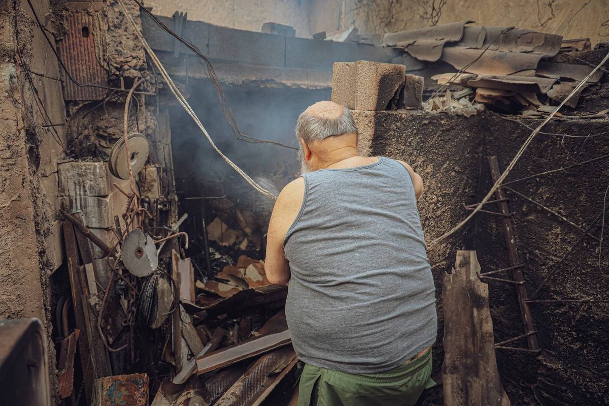 Rozsáhlý požár, který se ve středu ráno přiblížil k druhému největšímu francouzskému městu, se stále nepodařilo dostat zcela pod kontrolu, i když jeho intenzita přes noc poklesla, uvedly ve středu úřady. (Muž hasí trosky svého domu, který poblíž Marseille zachvátil požár, 8. července.)