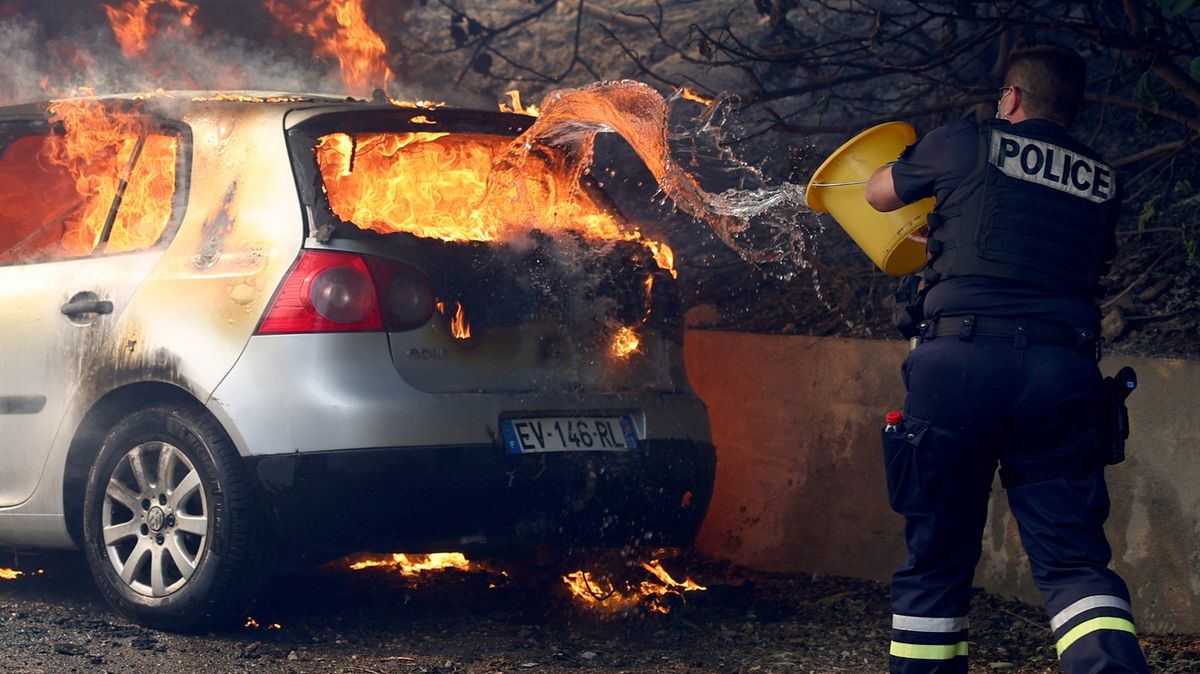 Fotky: Požár u Marseille sežehl domy i auta, úřady hlásí 110 zraněných