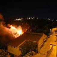 Na jihu Francie byla také kvůli lesním požárům v pondělí dočasně uzavřena dálnice A9 vedoucí podél pobřeží Středozemního moře do Španělska. V úterý už byla opět otevřená, mnoho řidičů ale muselo přespat v autech a asi 500 lidí se ubytovalo v okolí, napsala agentura AFP.