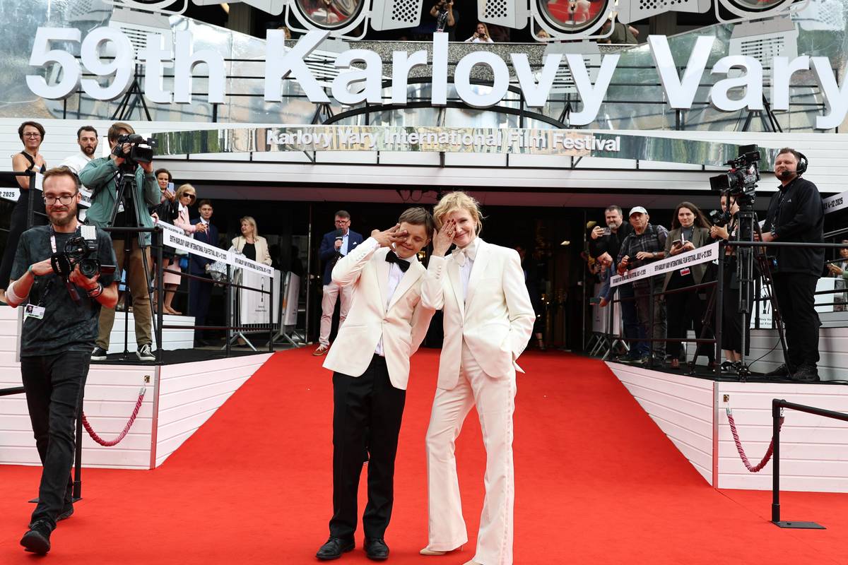 Na fotografii ze středeční premiéry filmu Karavan na karlovarském festivalu jsou představitelé hlavních rolí Anna Geislerová s Davidem Vodstrčilem.