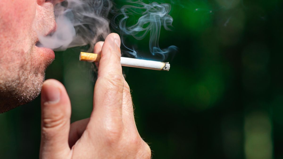 Británie zakázala příštím generacím cigarety. My se posmíváme socialismu