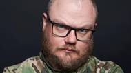 Kameru a mikrofon mění za zbraň. Známý novinář jde bránit Ukrajinu