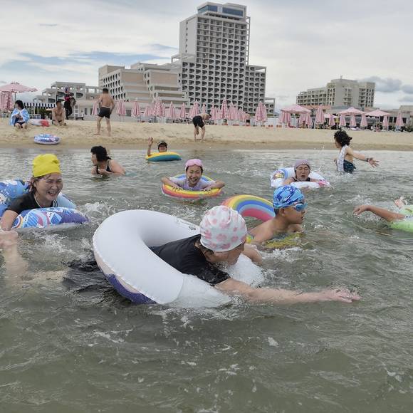 Komplikací pro zahraniční turisty je také špatné dopravní spojení do resortu. Jihokorejské ministerstvo pro sjednocení i kvůli tomu očekává, že resort zůstane spíše menším střediskem. Podle stanice Deutsche Welle už teď potřebovala KLDR při stavbě pomoc z Ruska.