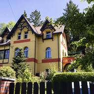 Historizující vila, která sousedí z Teyrovského Slunečním pavilonem.