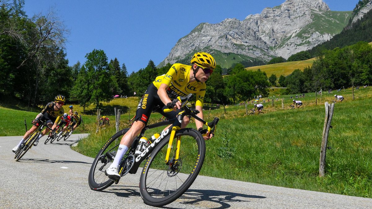 Tour de France je sportovní bitva v živém dokumentu. Navíc vydělá miliardy