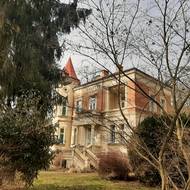 Část Hodkoviček, zvaná Zátiší, vznikla na přelomu 19. a 20. století jako osada letních vil zámožných Pražanů. V roce 1922 se připojila k Praze. Nejpozoruhodnější je vila Lalotta (Na Dlouhé mezi č. 11).
