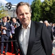 A tady je americký herec Peter Sarsgaard.