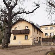Někdejší výletní restaurace a hotel U Zlatého bažanta (V Lučinách č. 15).