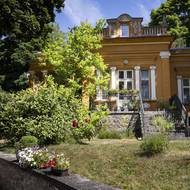 Ve stejné ulici blíže centru obce se zámkem zaujme i toto letní sídlo bohatých Pražanů (Květoslava Mašity č. 247).