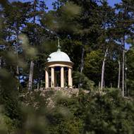 Nad Všenory na Jánské výši se tyčí další gloriet. Tento je však o poznání starší - z roku 1884.