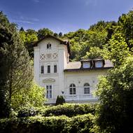 Údolí, v němž první vily na sklonku 19. století vznikaly, vévodí unikátní vila Boženka (Květoslava Mašity č. 292).