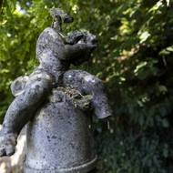 Torza drobných sošek zdobí betonové zábradlí.