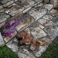 V dívčím křesťanském táboře Mystic vystoupala hladina řeky Guadalupe za hodinu asi o osm metrů. Voda místo zpustošila. Z tábora zmizelo 27 dívek, další se podařilo se evakuovat. (Hračky, které zůstaly v táboře Mystic, 5. července).