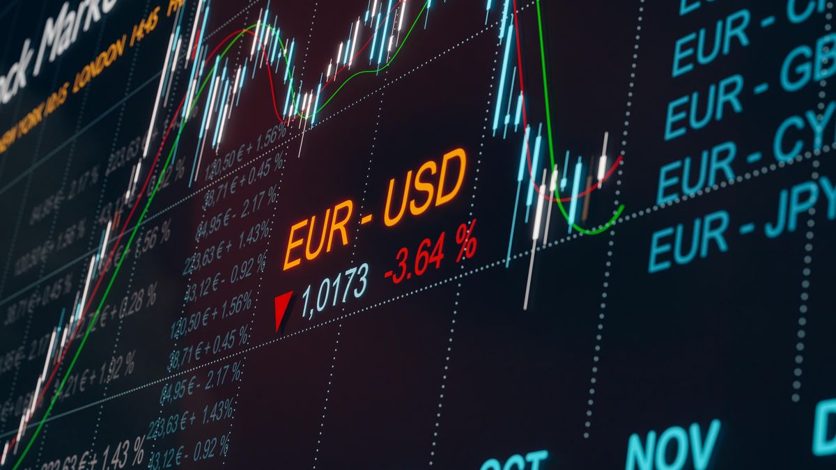 Euro drtí dolar. Nejdelší růst za 20 let může Evropu i zabolet
