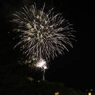 První den festivalu pak zakončil ohňostroj.