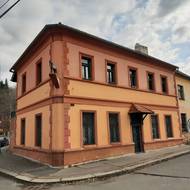 V této budově v dolní části Hodkoviček bývala oblíbená výletní restaurace U Černého koně. Dnes se dochovala jen v názvu blízké autobusové a tramvajové zastávky.