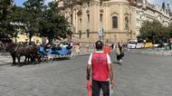 Deštníkáři v centru Prahy našli nový trik jak vydělat na turistech