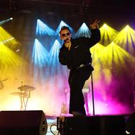 A ne za všechno se platí. Páteční koncert britské skupiny La Roux před Thermalem byl zdarma.