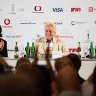 Film popisuje dramatický příběh rebelujícího hazardního hráče Randlea McMurphyho, který svým vzdorem proti autoritám rozvrátí přísný režim v psychiatrické léčebně. 