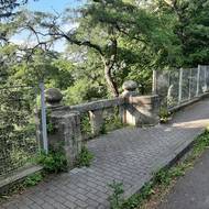 V těchto místech vede pod silnicí tunel, který navazuje na točité schodiště vzhůru.