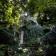 Triumfálnímu schodišti utopenému ve vegetaci dominuje jezdecká socha Jana Žižky.