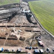 Sídliště z doby laténské, které archeologové objevili v trase budoucí dálnice D35 na Královéhradecku, mělo funkci nadregionálního obchodního a výrobního centra napojeného na dálkové obchodní trasy.