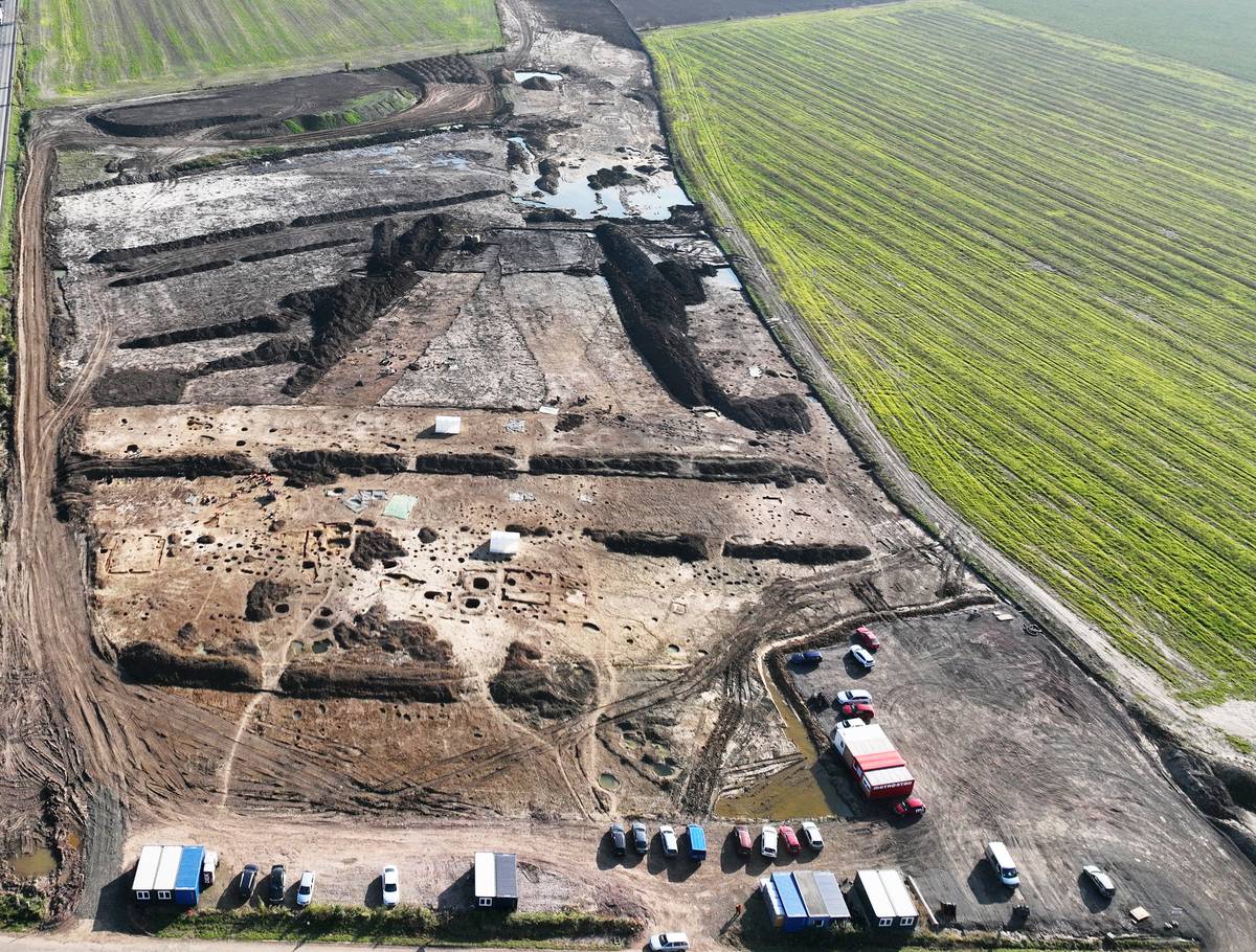 Sídliště z doby laténské, které archeologové objevili v trase budoucí dálnice D35 na Královéhradecku, mělo funkci nadregionálního obchodního a výrobního centra napojeného na dálkové obchodní trasy.