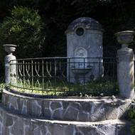 Vedle je i fontánka. Podobných drobných staveb bylo několik. Dnes jsou ukryté v soukromých zahradách.