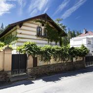 V okolí je několik dalších pozoruhodných letních sídel. Například Víškova vila (Květoslava Mašity č. 253), jejíž reprezentativnější průčelí je otočené ke Všenorskému potoku.