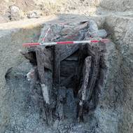 Archeologové zde v druhé polovině roku 2024 objevili základy obydlí, výrobních objektů a zřejmě i jedné či dvou svatyní nebo třeba tuto studnu.
