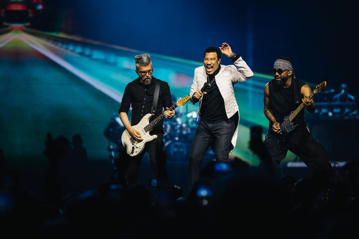 Kytarista Grecco Buratto, zpěvák Lionel Richie a baskytarista Ethan Farmer.