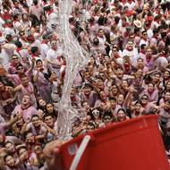 Devítidenní festival je jako každý rok zahájen aktem zvaným chupinazo, poledním odpálením rakety s ohňostrojem z balkonu radnice. Letošního zahájení slavností využili propalestinští aktivisté k vyjádření solidarity s Palestinci v Pásmu Gazy, kteří čelí každodenním izraelským útokům oficiálně namířeným proti teroristickému hnutí Hamás.
