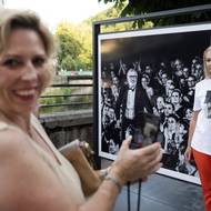 Toho připomíná také venkovní výstava černobílých fotografií.