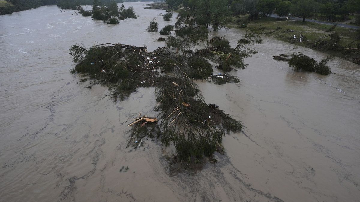 Bleskové záplavy v Texasu si vyžádaly nejméně 13 obětí