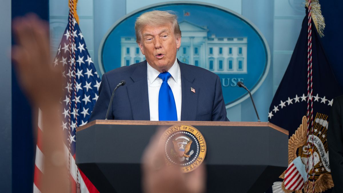CBS zaplatí Trumpovi 16 milionů dolarů za sestříhání rozhovoru s Harrisovou