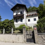 Naproti přes ulici stojí vila Jaroslávka (Květoslava Mašity č. 255).