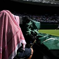 Teplota ve Wimbledonu v pondělí odpoledne dosáhla 32,3 °C, jedná se o nejteplejší začátek turnaje.