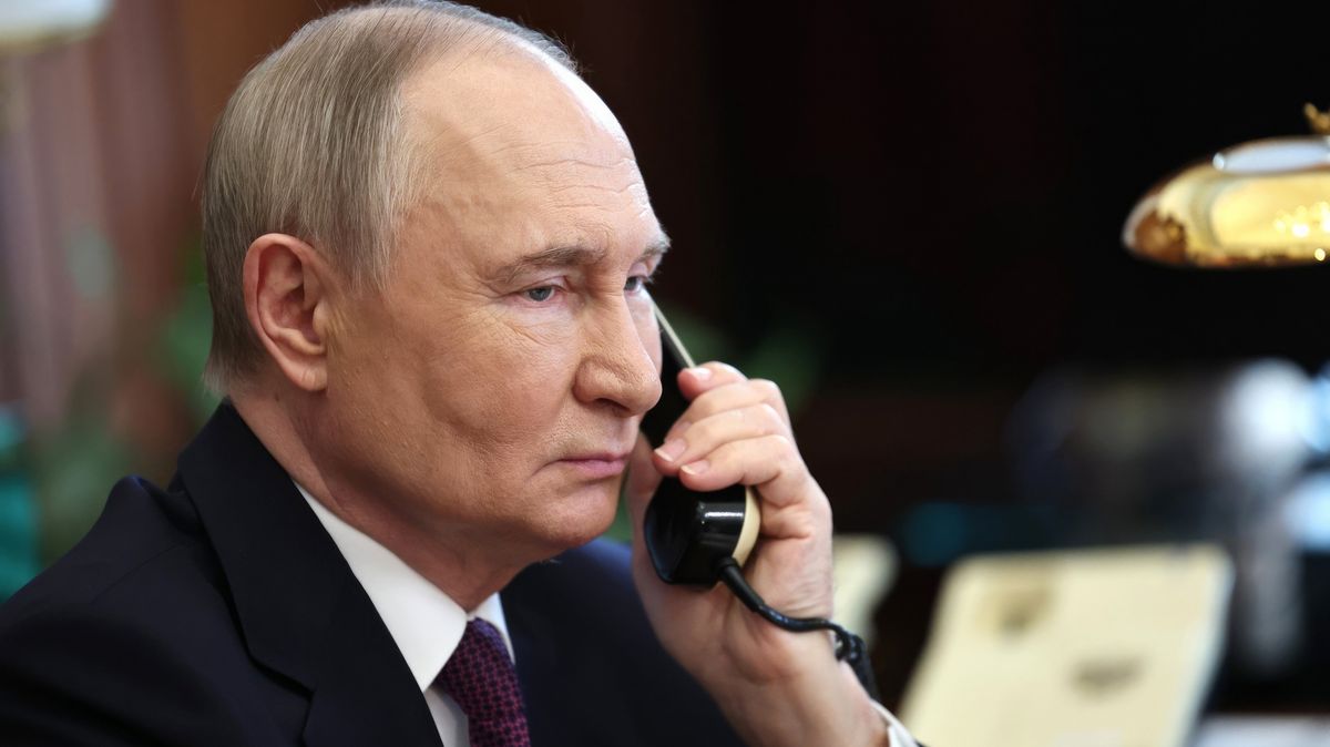 Haló, tady Putin. Macron vidí, že Trump neuspěl, a obnovuje linku s Kremlem