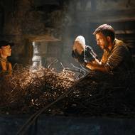 Scarlett Johansson jako Zora Bennett a Jonathan Bailey coby Dr. Henry Loomis.