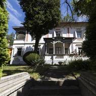 Vila Libuše se téměř dotýká další historizující letní vily, která stojí za povšimnutí (Květoslava Mašity č. 249).