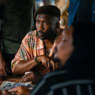 Na fotografii z filmu Jurský svět: Znovuzrození, který tento čtvrtek začnou promítat česká kina, je Mahershala Ali jako Duncan Kincaid.