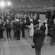 V současnosti královský vlak provází standardně lokomotivy s názvem Queen’s Messenger (Královnin posel) a Royal Sovereign (Královský suverén). (Premiér Clement Attlee v květnu 1947 vítá na nádraží krále Jiřího VI. a jeho manželku Alžbětu po návratu z cesty po Jižní Africe.)