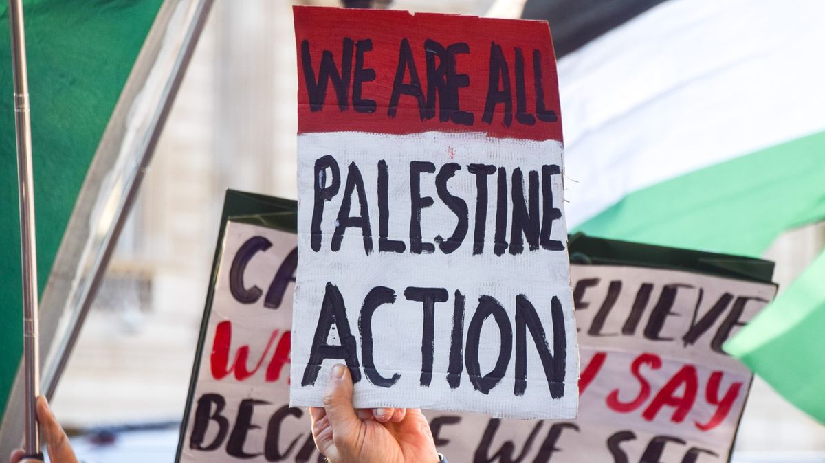 Britští poslanci schválili zařazení propalestinské skupiny na seznam teroristů