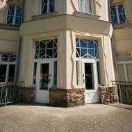 Bauerova vila Libodřice - vstup do domu je osově souměrný.
