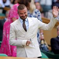 Sir David Beckham přichází do královské lóže před zápasem prvního kola dvouhry mužů mezi Italem Fabiem Fogninim a Španělem Carlosem Alcarazem během prvního dne Wimbledonu, 30. června v Londýně.