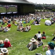 Wimbledon uvedl, že v pondělí musela být kvůli vedru ošetřena řada diváků. (Sledování zápasů na kopci během prvního dne, 30. června v Londýně.)